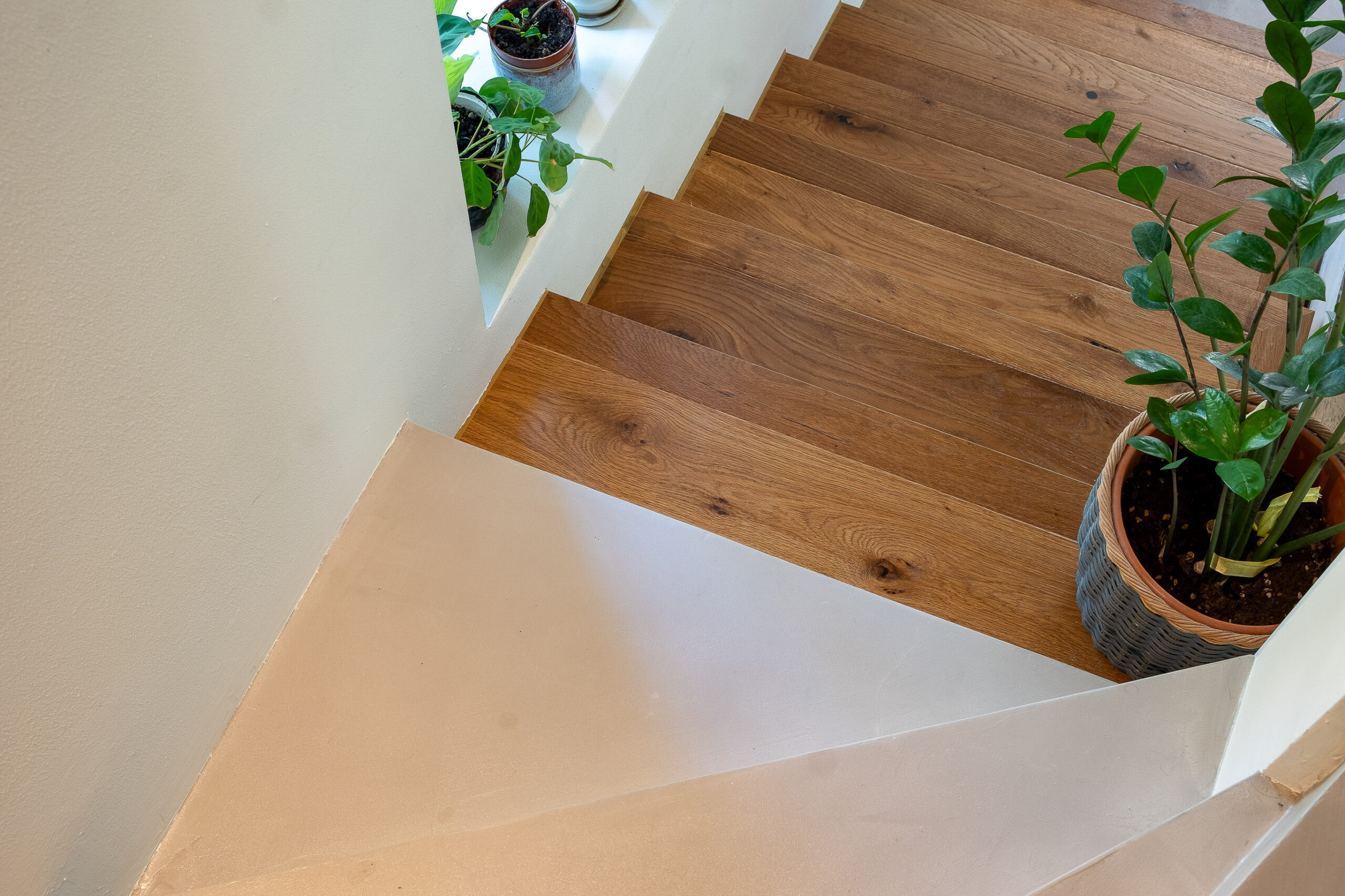 Scala a contrasto cemento e legno