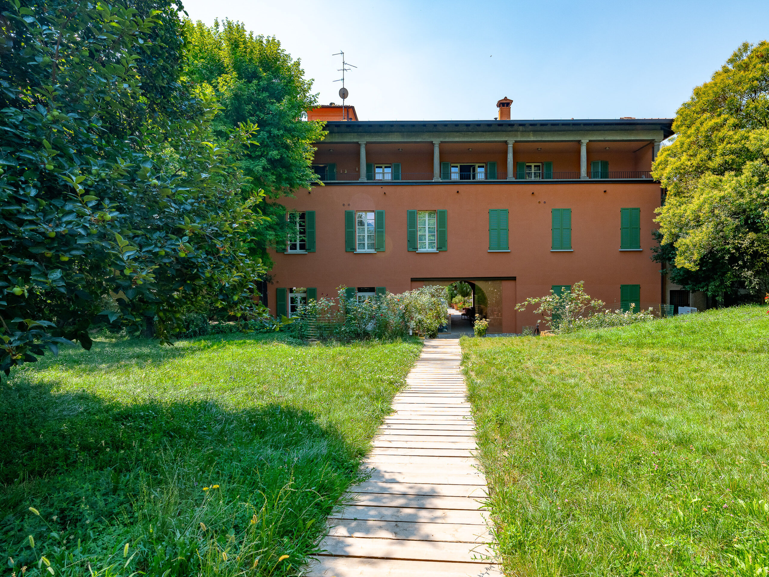GATTOBRACCO in Franciacorta, con loggiato e passerella di legno in giardino