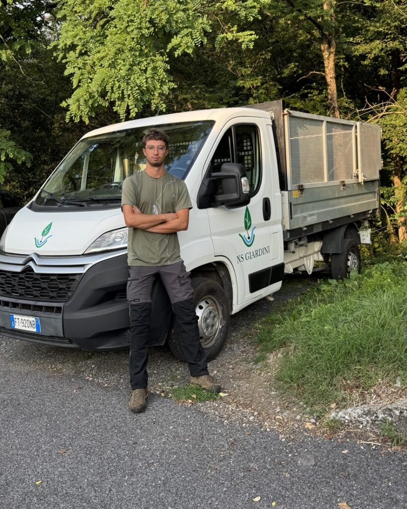 Nicolò, titolare di NS Giardini, davanti al suo mezzo da lavoro